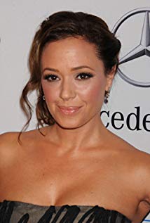 How tall is Leah Remini?